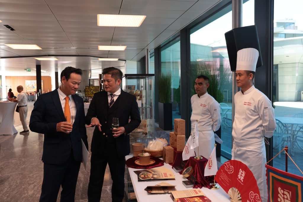 Dai Su Viet Nam Tai Geneva Lang Nghe Chia Se Ve Giai Phap Ready To Eat